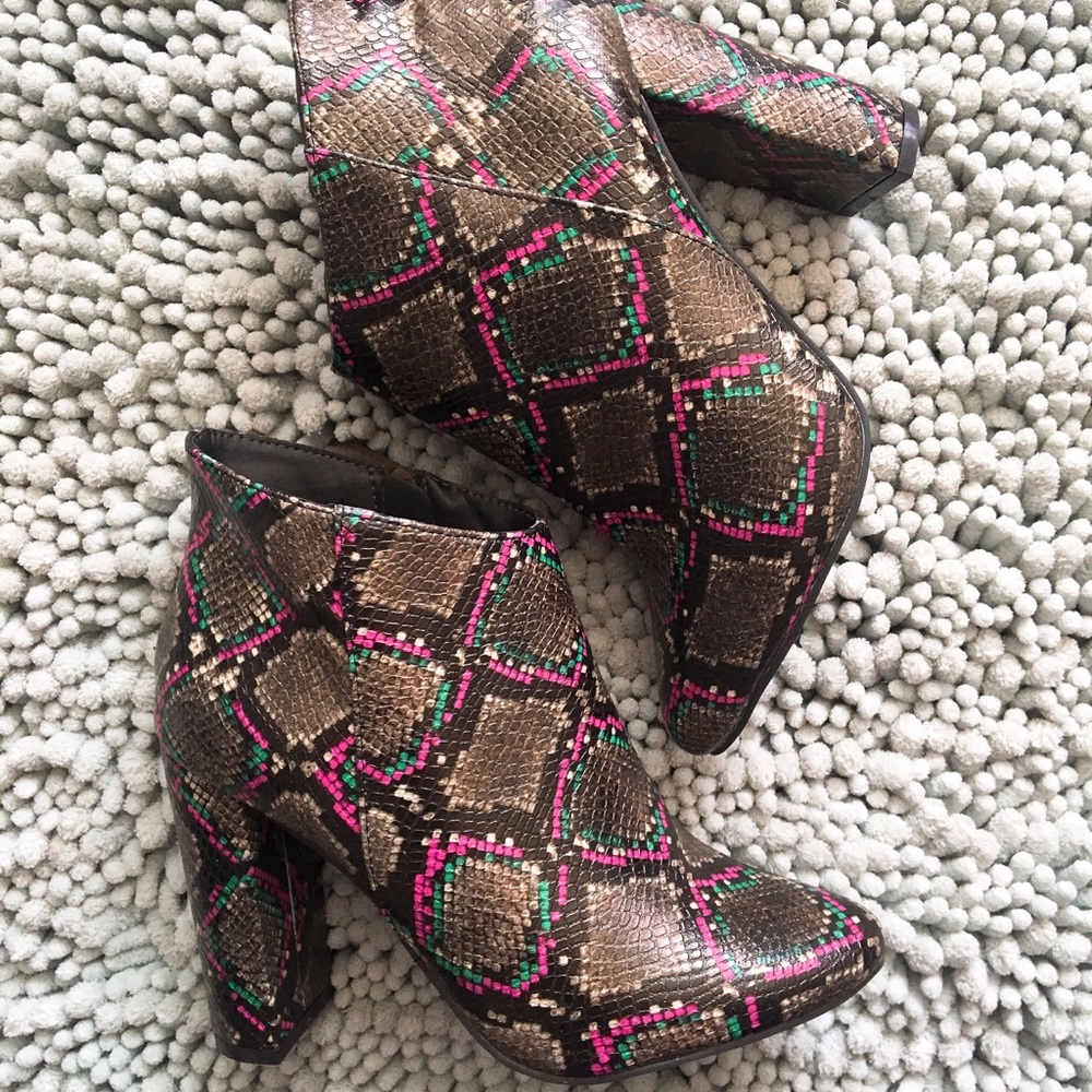 BRAND NEW Snake platform boots